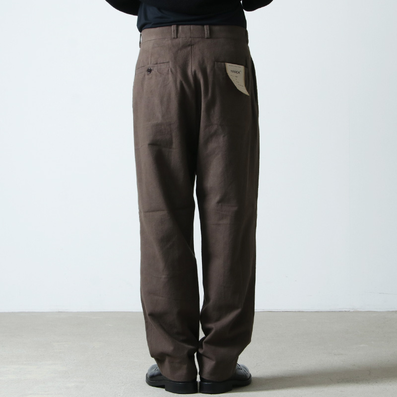 YAECA (ヤエカ) CHINO CLOTH PANTS TUCK TAPERED kusaki brown