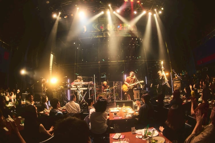 マカロニえんぴつがナノ・ユニバースで正装し、“細かいきめと奥行き