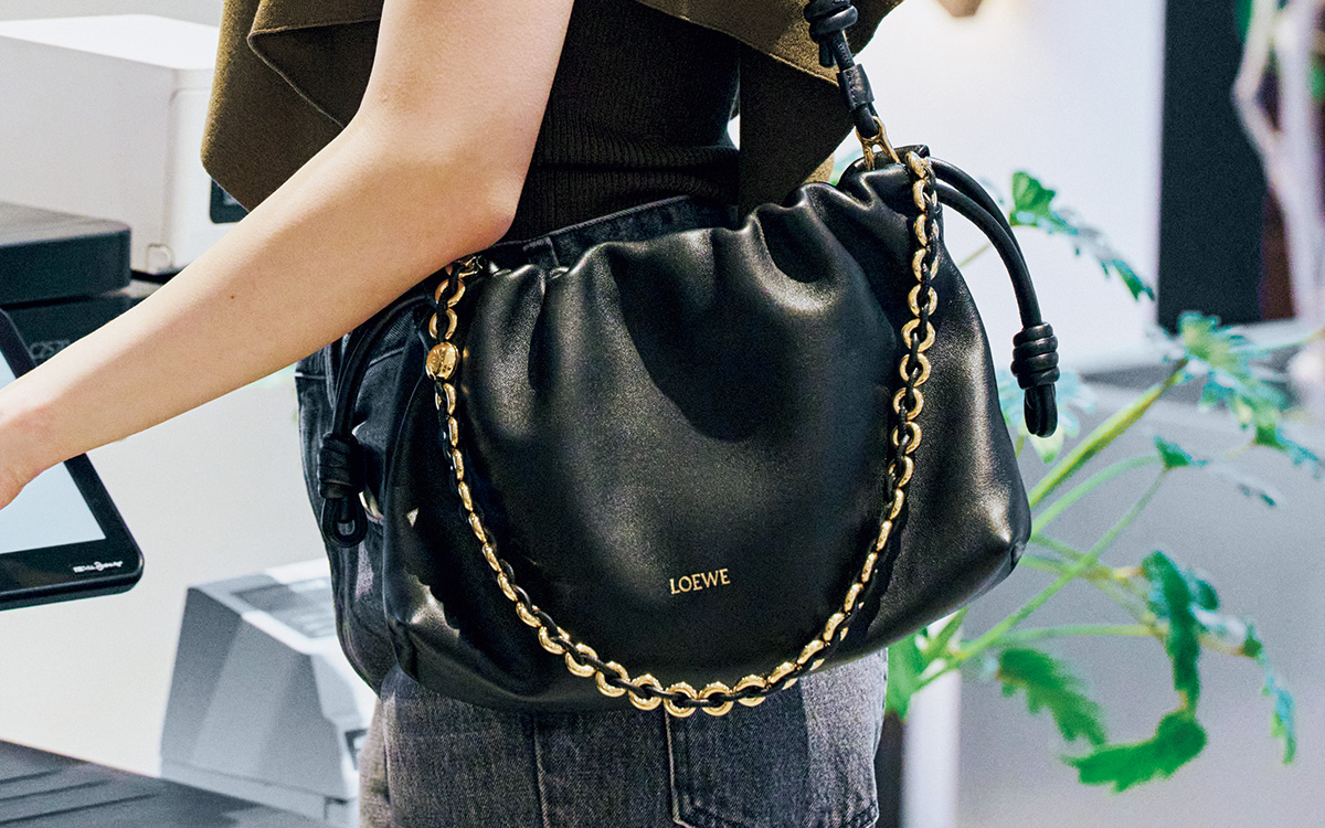 ロエベ】柔らかなフォルムに夢中！名品バッグ「フラメンコ」 | CLASSY