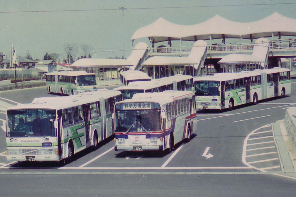 快適装備も超充実していた!! 科学万博「つくば85」を走った連節バスの
