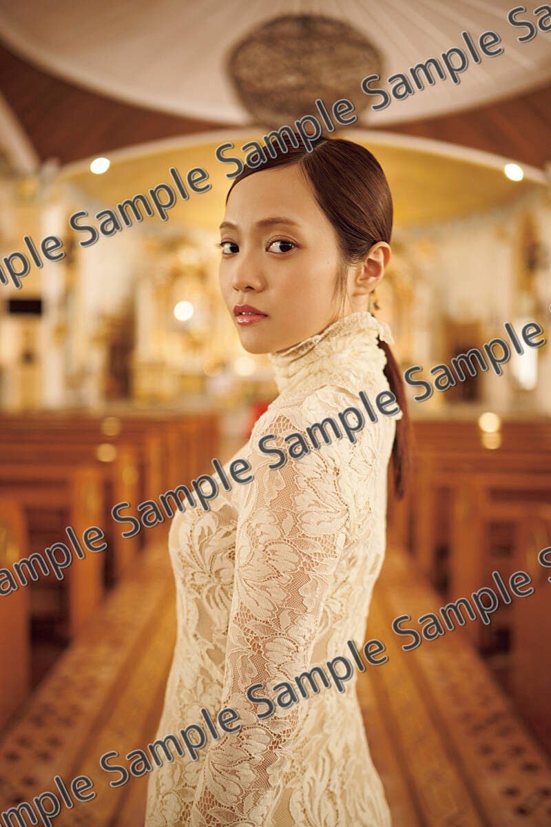 宮田愛萌1st写真集 各種特典と豪華版付属のアクリルキーホルダー