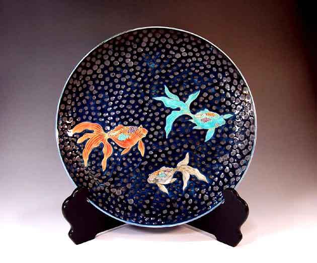 有田焼 陶芸家 藤井錦彩作】有田焼美術品 鉄釉金彩金魚絵飾り大皿 文字