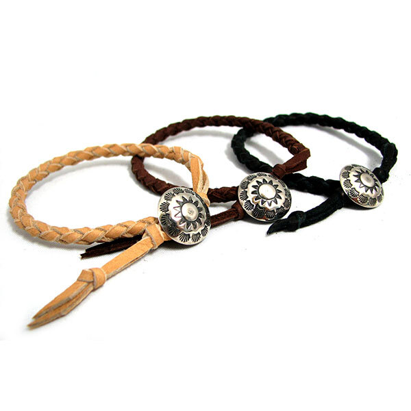 ブレスレット 日本製 鹿革ヒモ 四つ編み シルバーネイティブコンチョ