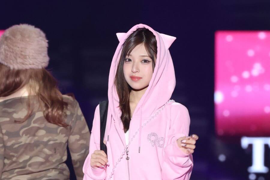 MINAMI、すらり美脚に視線集中！“あざと”猫耳フーディで絶対的なかわい