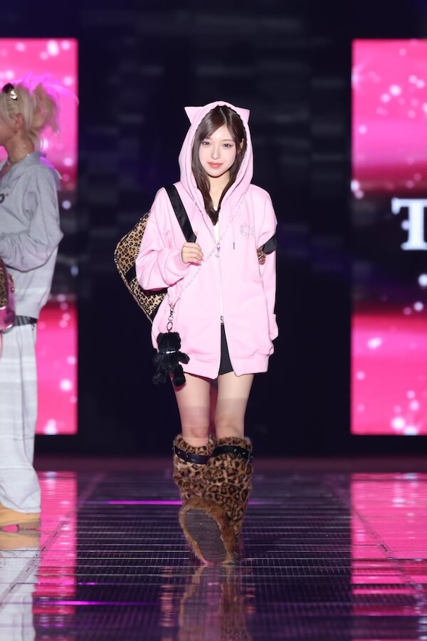 MINAMI、すらり美脚に視線集中！“あざと”猫耳フーディで絶対的なかわい