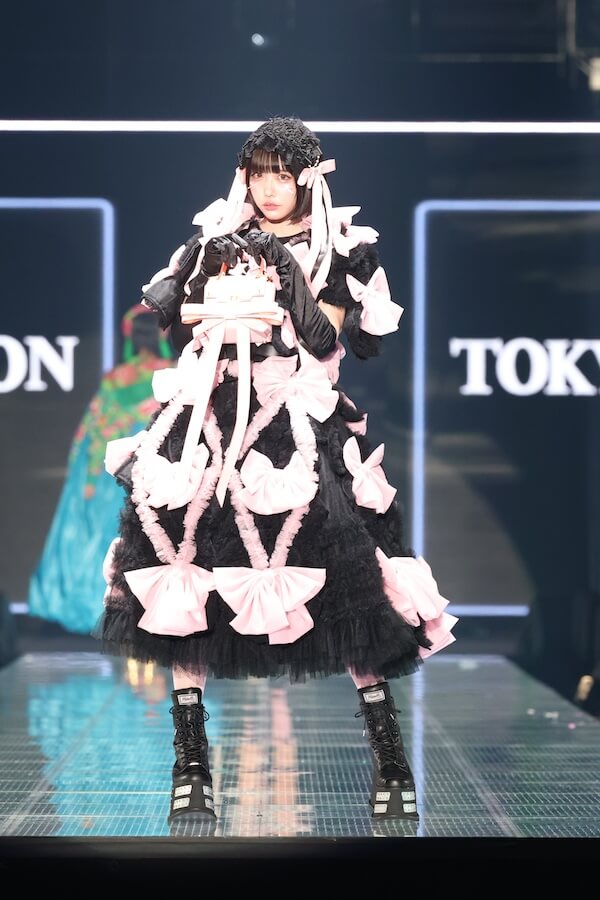 あのちゃん、全身リボンの甘々コーデで登場♡ - girlswalker