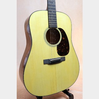 マーティン・カスタムショップよりプレミアム・トーン・ウッドで作られ