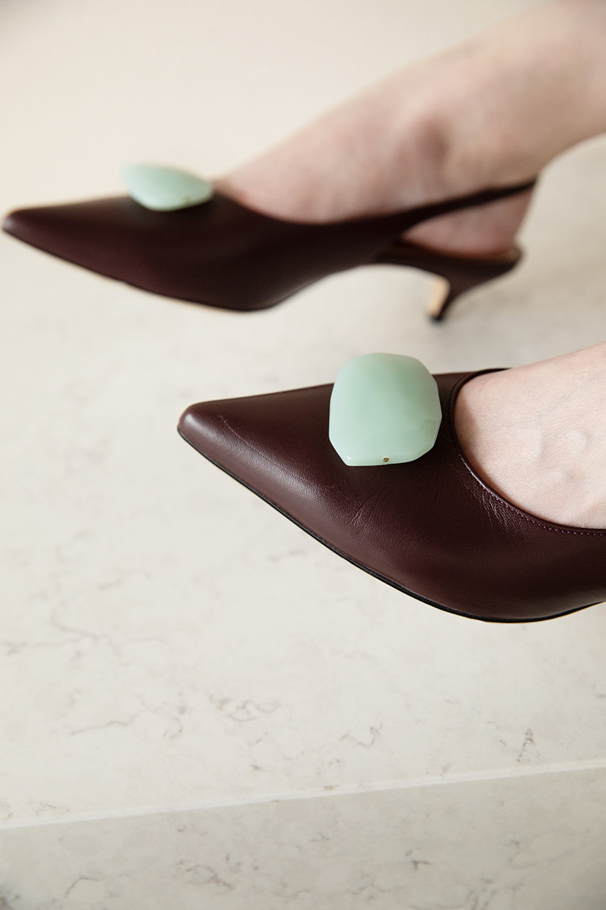 NEBULONI E.(ネブローニ)｜ストーン付きバックストラップパンプス