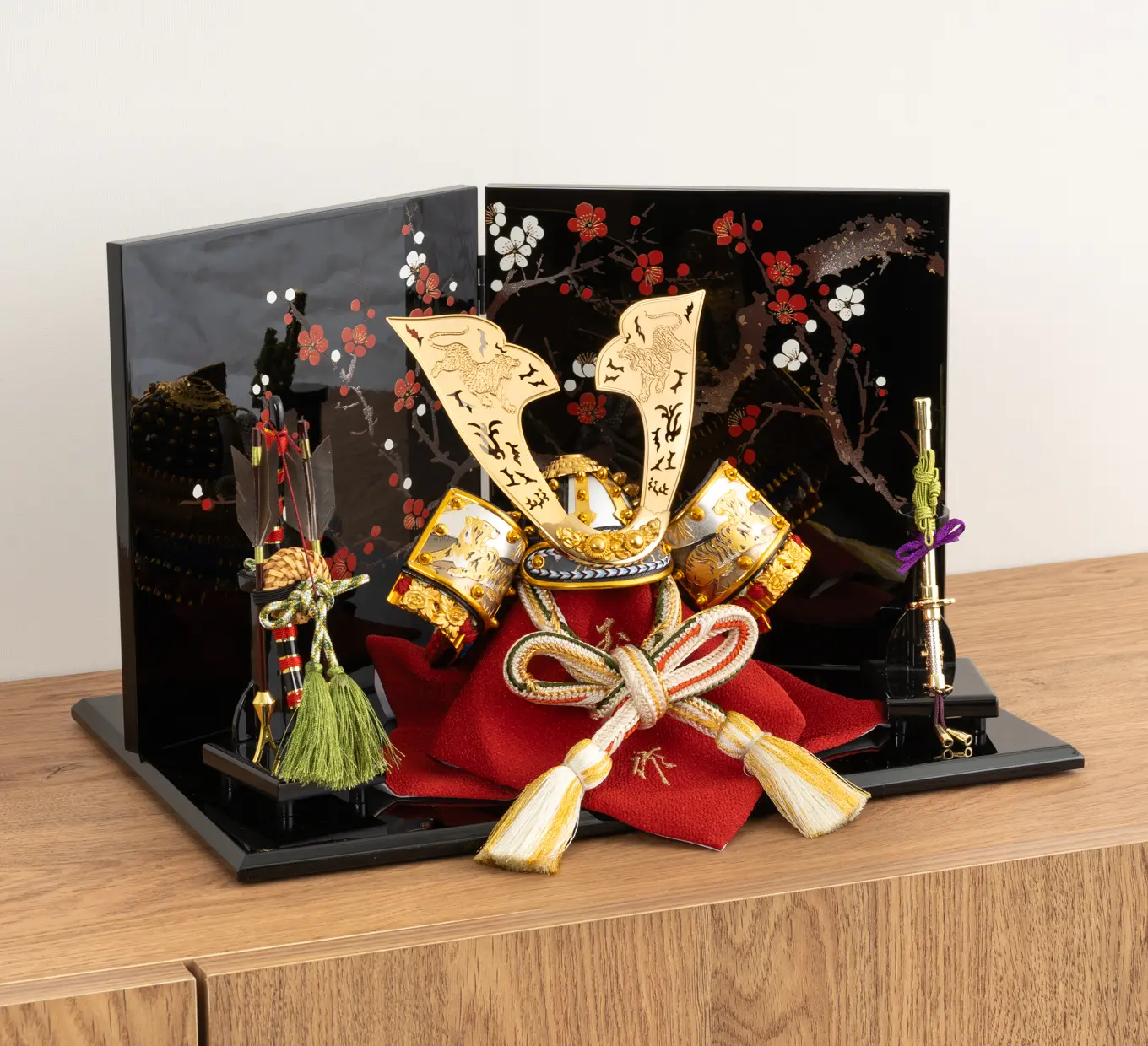 五月人形「透彫火焔に虎鍬形の兜（収納タイプ）」｜五月人形の通販