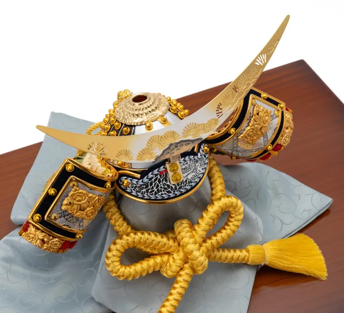 五月人形「銀に松葉の兜（収納タイプ）」｜五月人形の通販 ふらここ