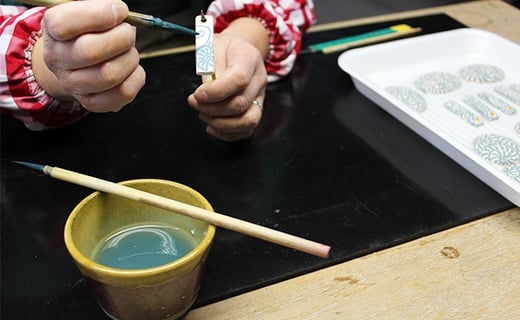 二宮閑山 有田焼ゴルフバッグネームプレート 染錦梅紋様 名札 名入れ