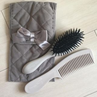 Christian Dior - ディオール 新品未使用 ヘアブラシ&コーム ポーチ付