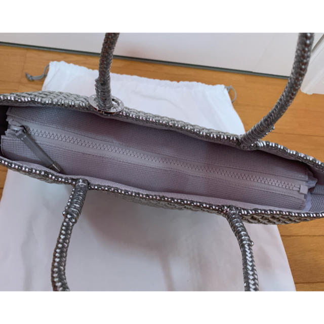 ANTEPRIMA - アンテプリマ☆イントレッチオ☆シルバー☆ファスナー開閉