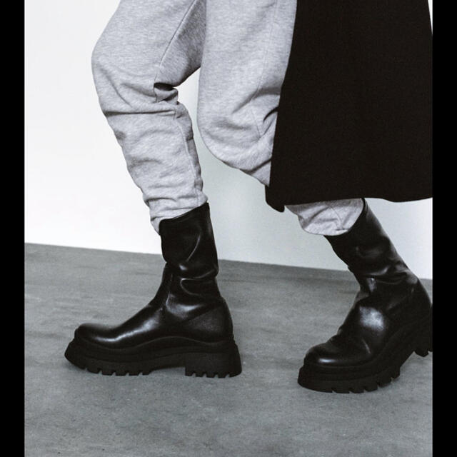 ZARA - ZARA ブラックフラットアンクルブーツ チャンキートラック