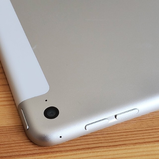 iPad au版 ipad air2 64GB シルバー Air 2 64GB シルバー auキャリア