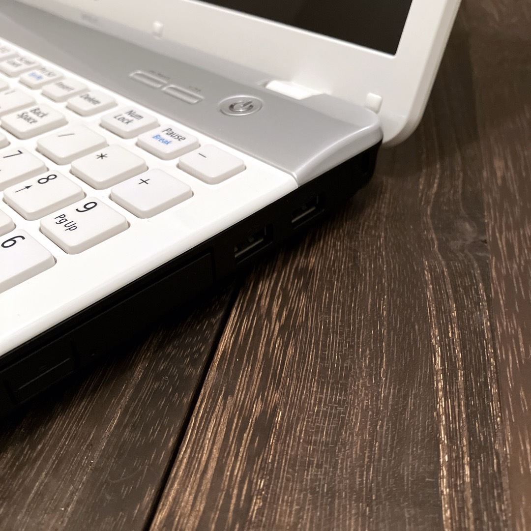 NEC - セール中❣️美品/すぐ使えるノートパソコン/DVD/白【訳あり】の