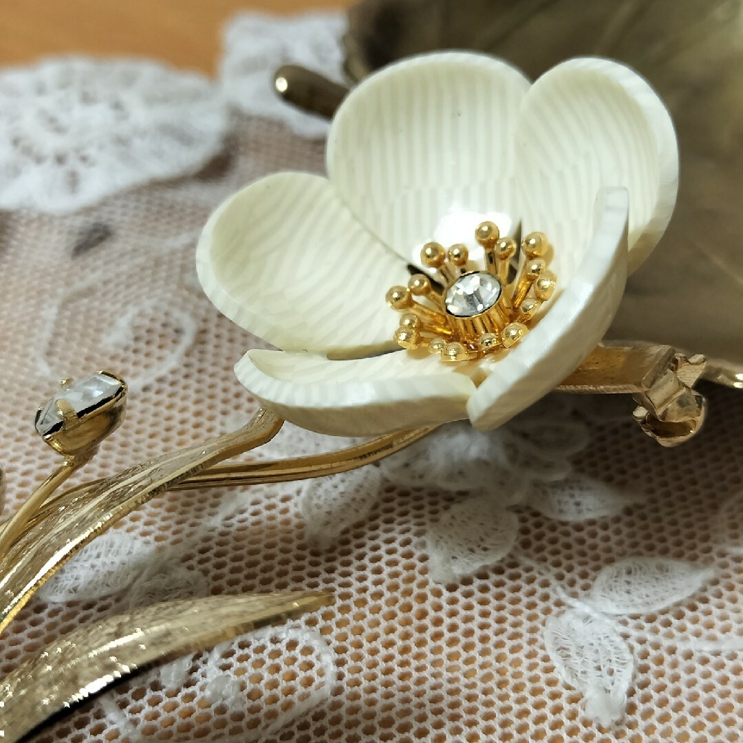 ヴィンテージ アイボリーの立体的な花 ブローチの通販 by ココリン's