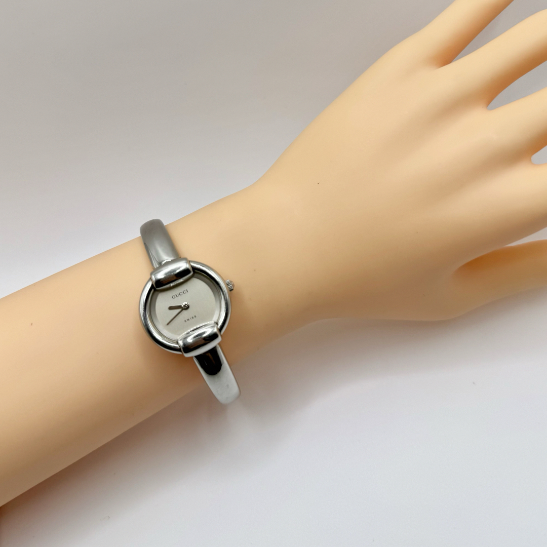 GUCCI - GUCCI グッチ 1400L シルバー文字盤 バングルウォッチラウンド