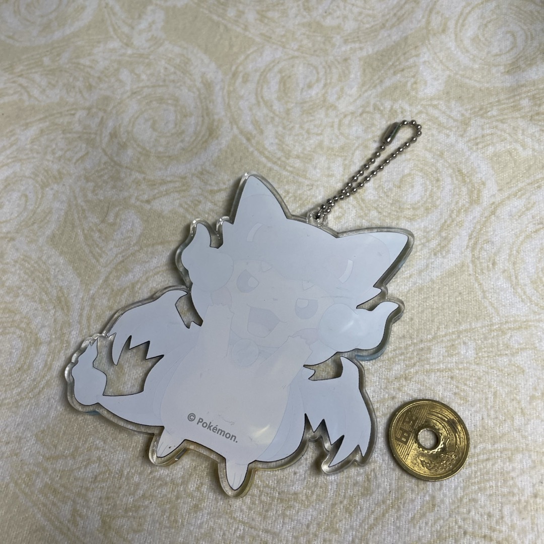 メガリザードンxのポンチョを着たピカチュウ アクリルキーホルダーの