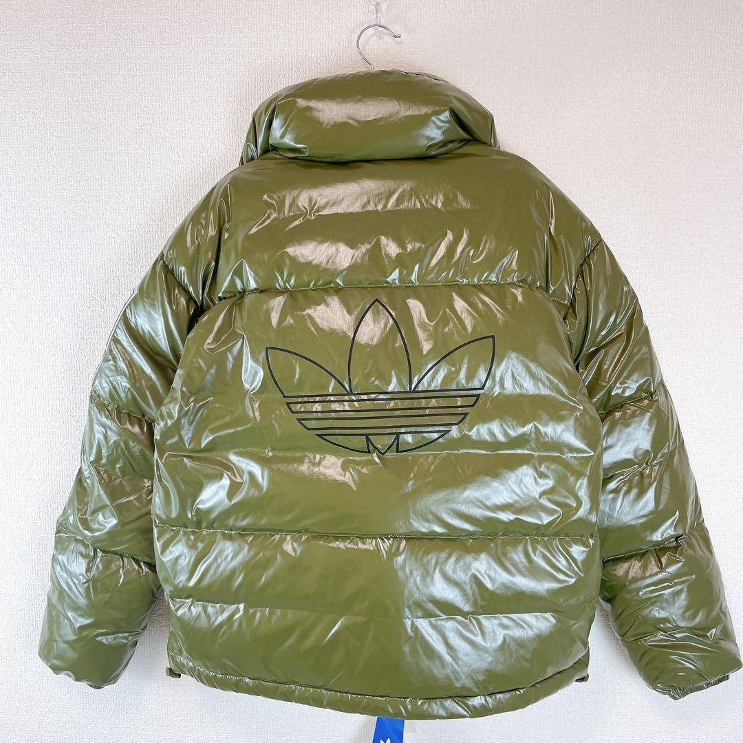 新品✨タグ付き アディダス 光沢エナメル調ダウンジャケット オリーブ