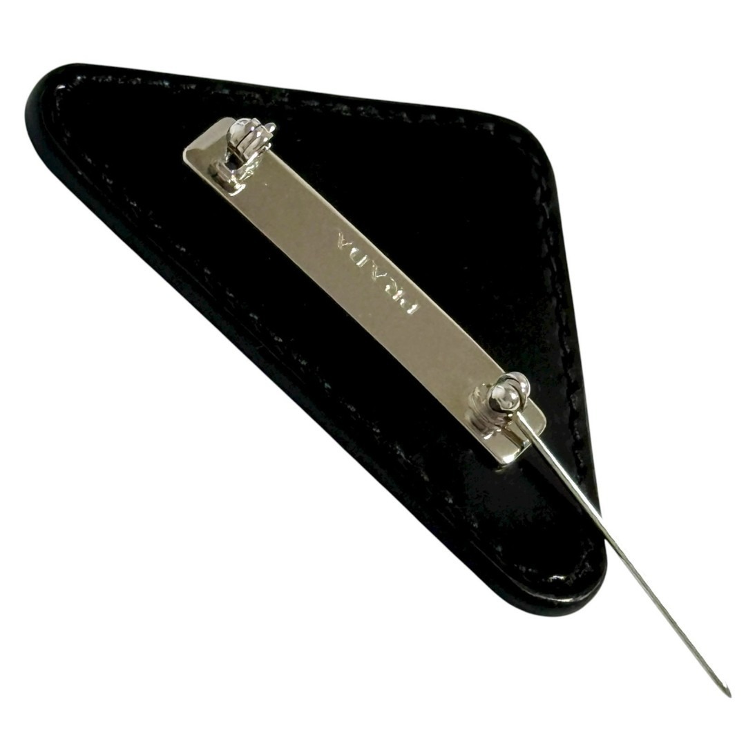 PRADA - プラダ メンズ トライアングル ロゴ ピン ブローチ バッジ