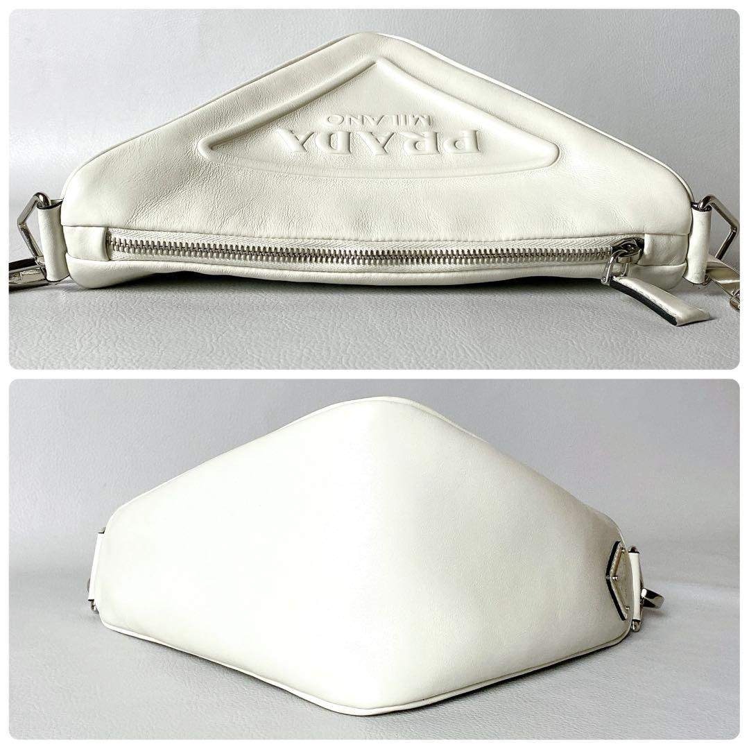 PRADA / トライアングル ショルダーバッグ エンボスロゴ ホワイト