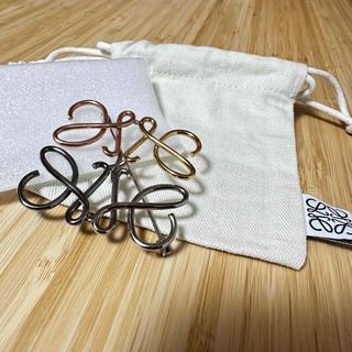 LOEWE - ロエベ Lロゴ フェイクパール ホワイト ブローチ J000236X03の