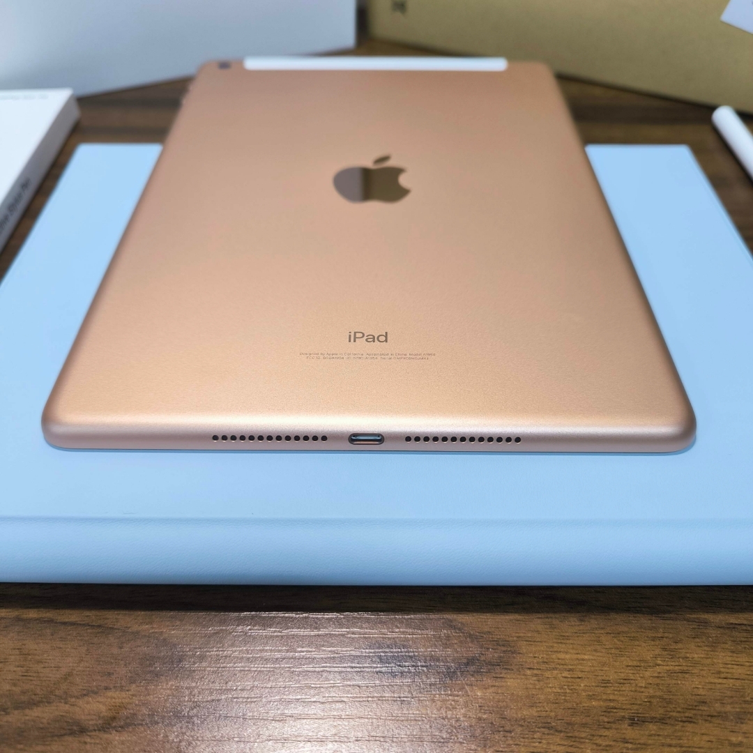 Apple - iPad 第6世代 Simフリー 32GB ケースとキーボード、タッチペン