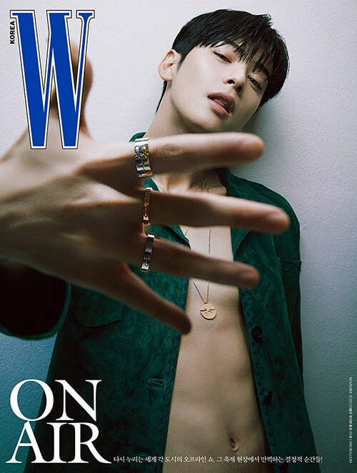 W Korea 2022年11月号【表紙：チャ・ウヌ C】 : Magazine (Import
