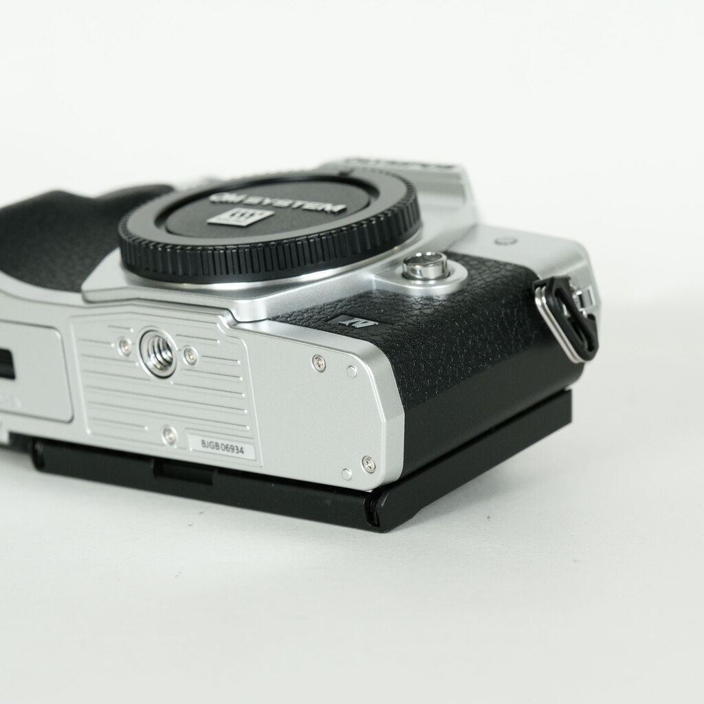 OLYMPUS OM-D E-M10 Mark IVの出品 | ONE SCENE（ワンシーン）