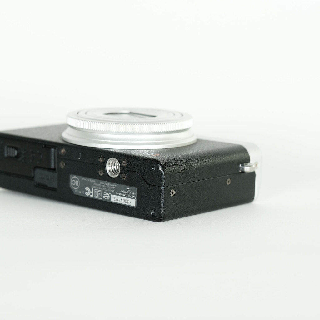FUJIFILM XQ2 シルバーの出品 | ONE SCENE（ワンシーン）