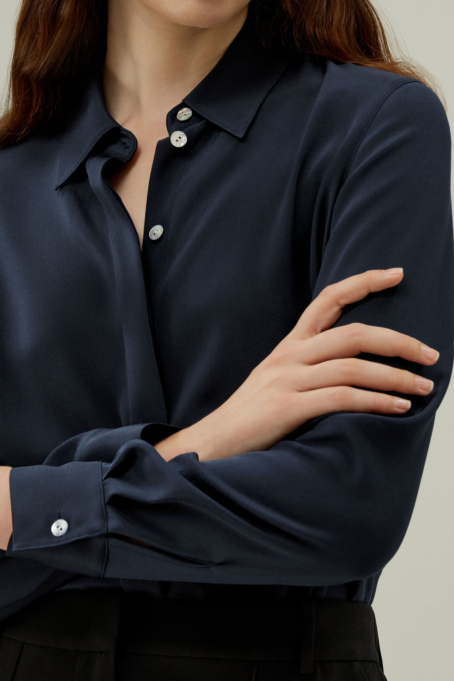 あらゆるシーンに使える優雅なボタンアップ シルク ブラウス