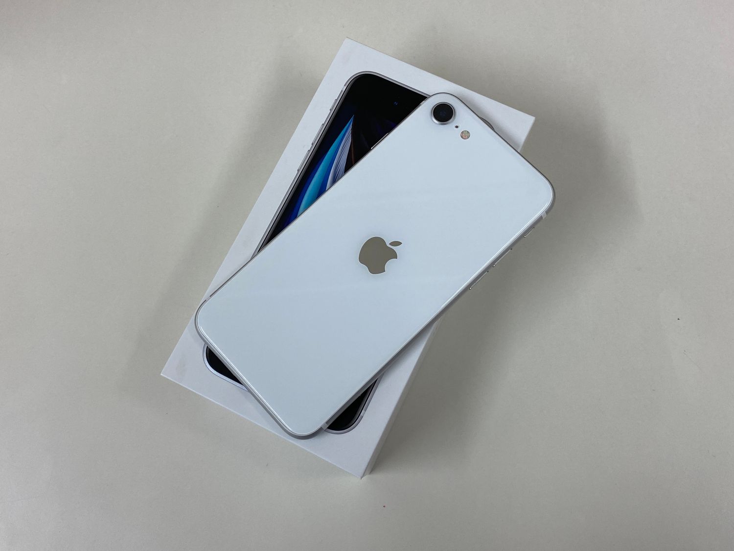 ムスビー｜【中古美品】iPhoneSE 2世代 128GB ホワイト バッテリー93