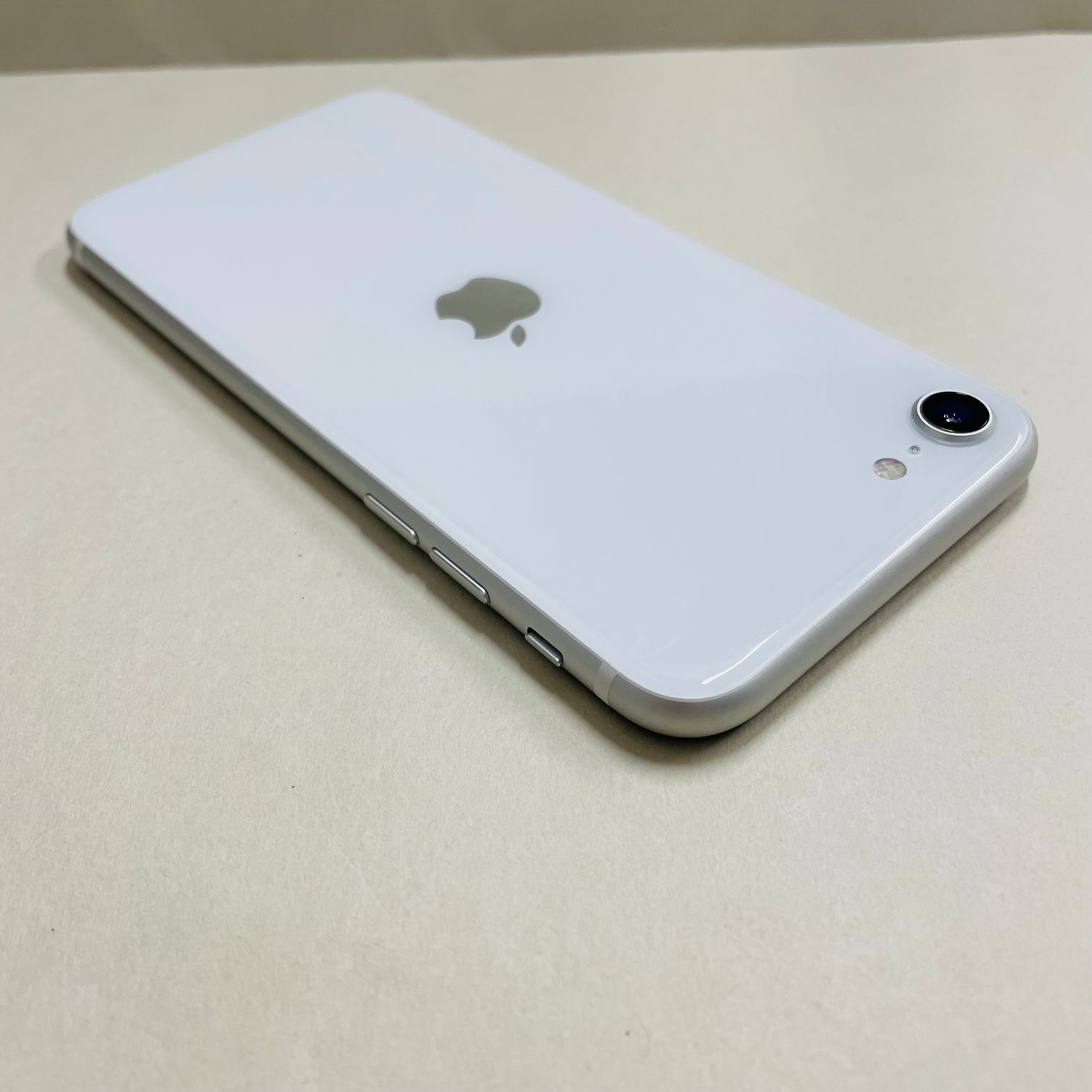 ムスビー｜[AT Shop Otsuka]美品 iphone SE第二世代 64GB SIMフリ