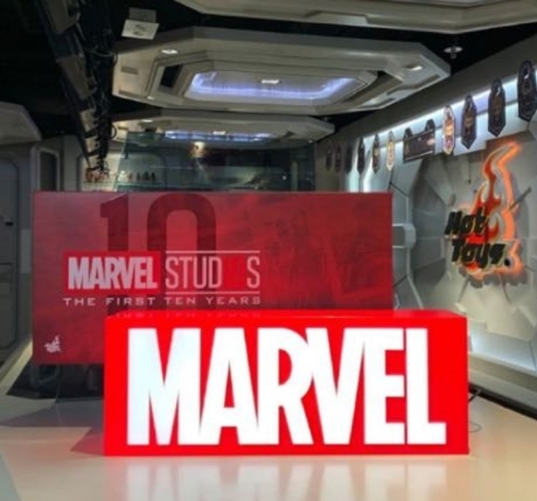 Hot Toys Marvel Studios 10th Anniversary USB Light Box