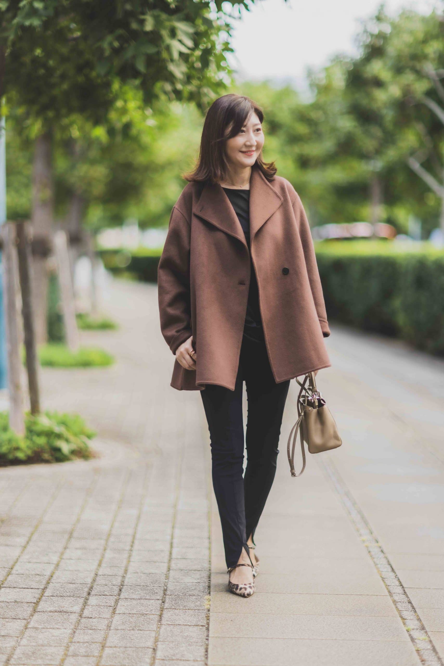 40代のユニクロ】さらりと羽織れる旬のショートコートは1枚でサマに