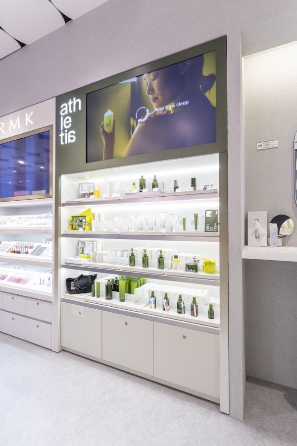 大阪駅直結】西日本最大級で約1万2000点のコスメが揃う「@cosme OSAKA