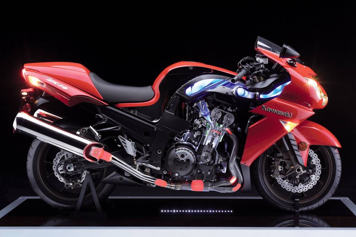 ZZR1400は4つ目が左右から睨みつける仁王像を再現！ カワサキの