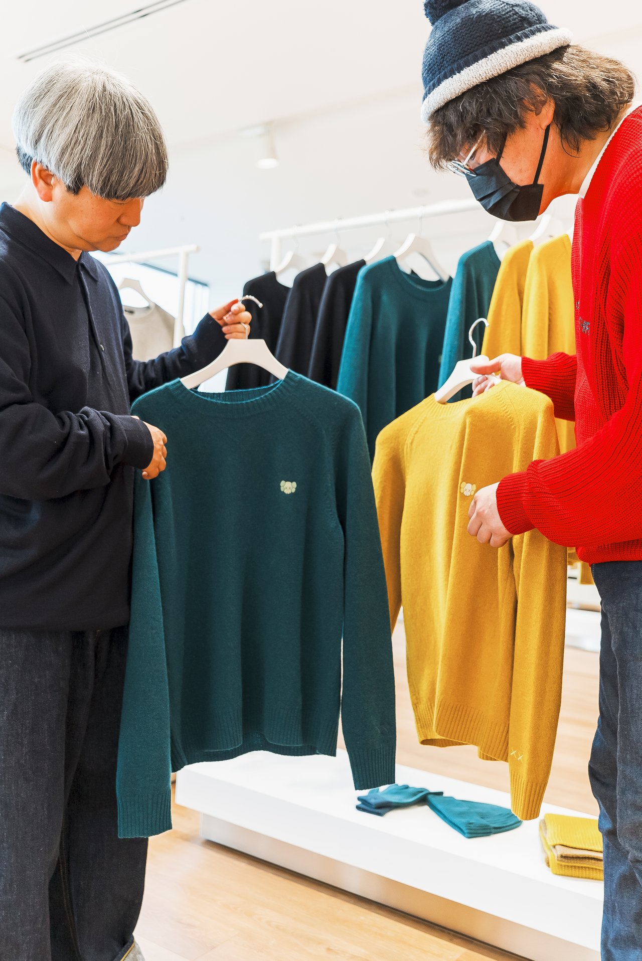 大人のユニクロ】試着ルポ。「KAWS」とのコラボニット、全部着てみた