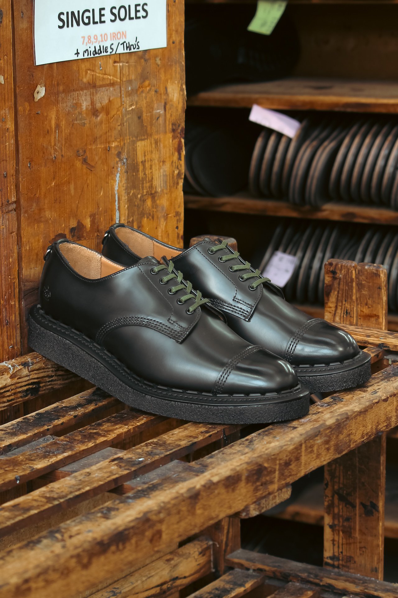 大人が買うべき革靴】完売必至の「サンダース×ジョージコックス