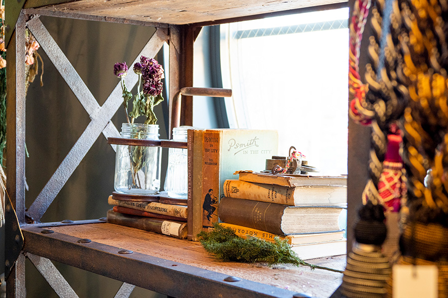 インテリアとしての古本洋書積んだり、開いたり。古本でヴィンテージ感