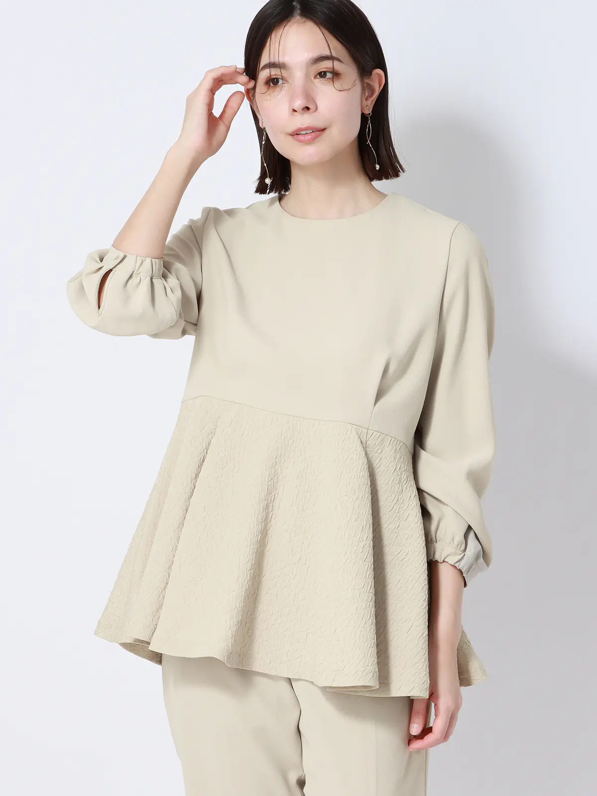 ペプラムブラウス／ウォッシャブル／ストレッチ／バックサテンジョー