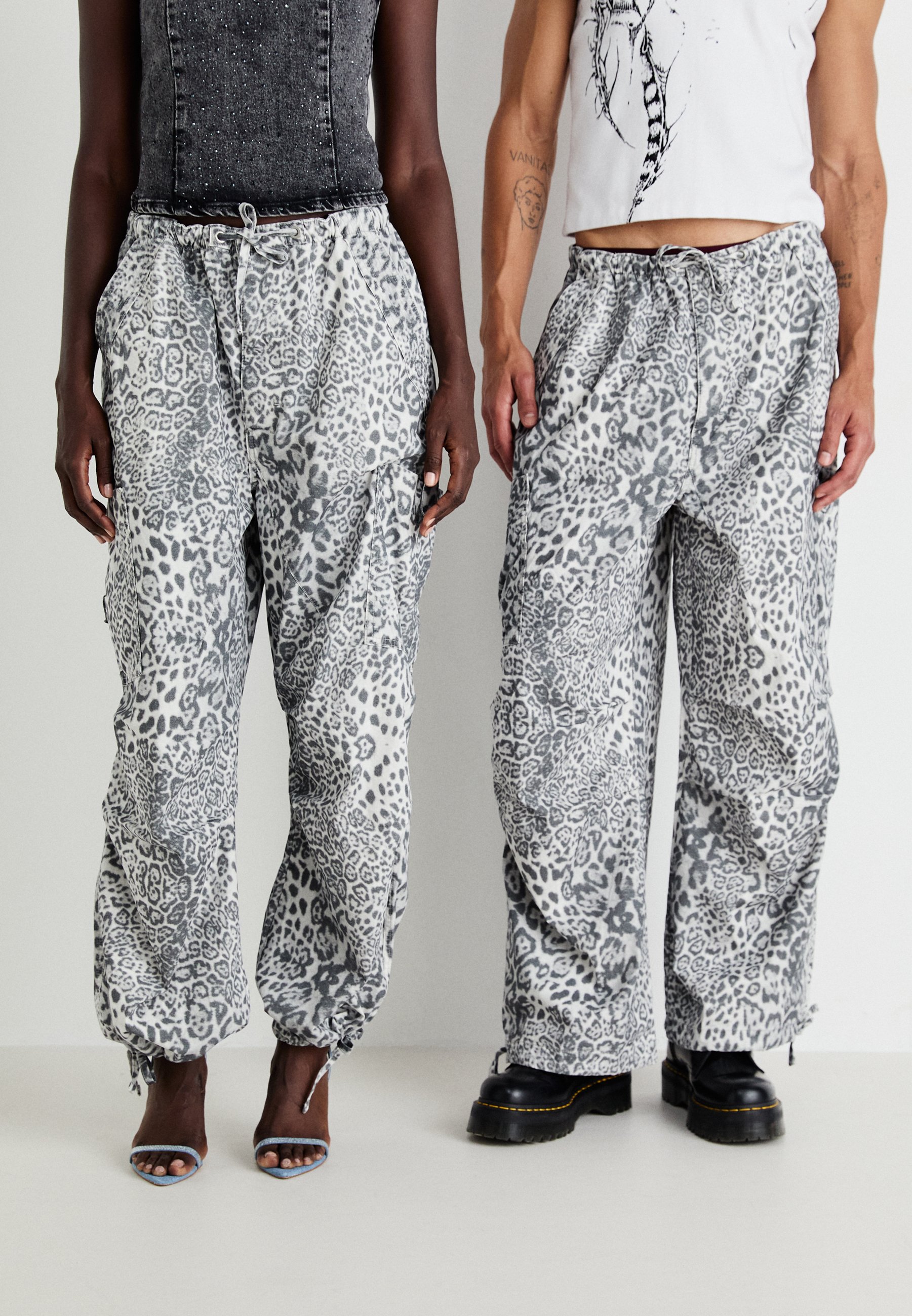 Jaded London SNOW LEOPARD PARACHUTE PANTS UNISEX - Pantalones
