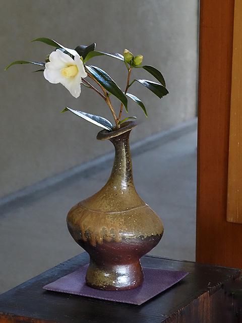 新作・横山直樹の備前一輪挿し | 備前焼きならではの風情とモダンな