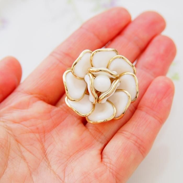 Trifari トリファリ ゴールドトーン ミルクガラス ホワイトフラワー