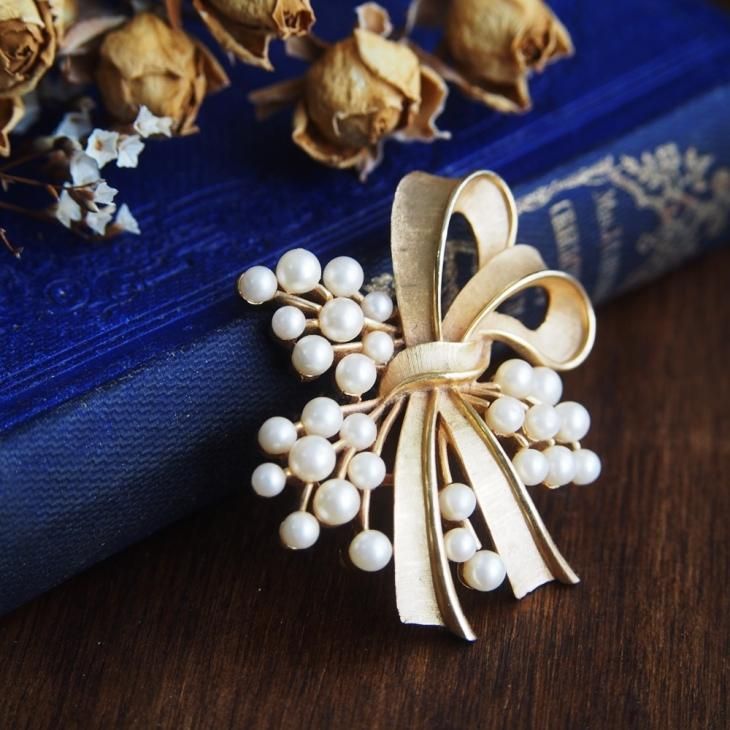Trifari トリファリ ゴールドトーン フェイクパール リボンのブローチ