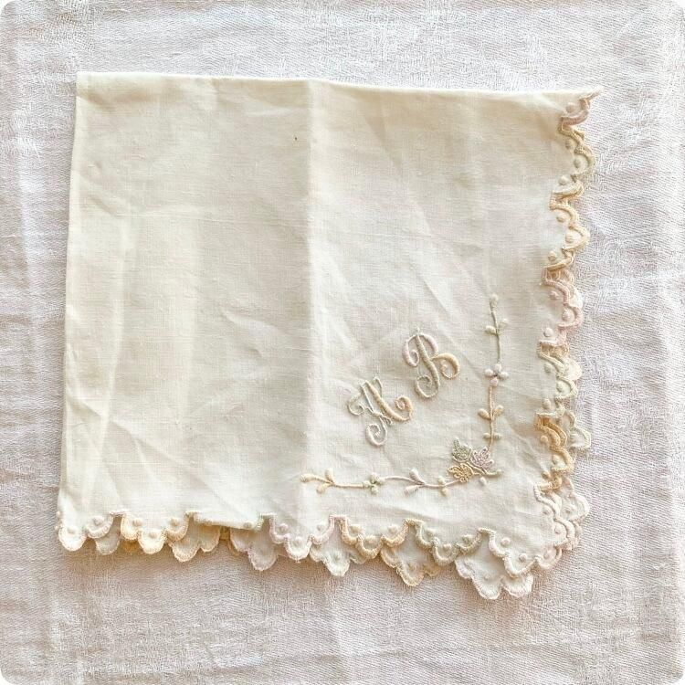 フランス直輸入 愛らしい刺繍のヴィンテージハンカチ