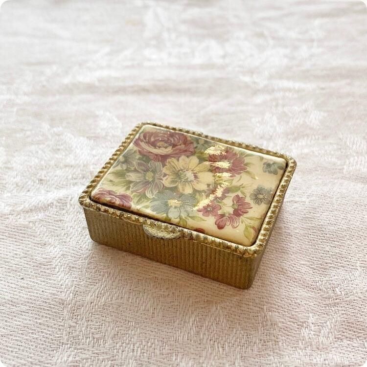 フランス直輸入 華やかな花柄が魅力的なピルケース