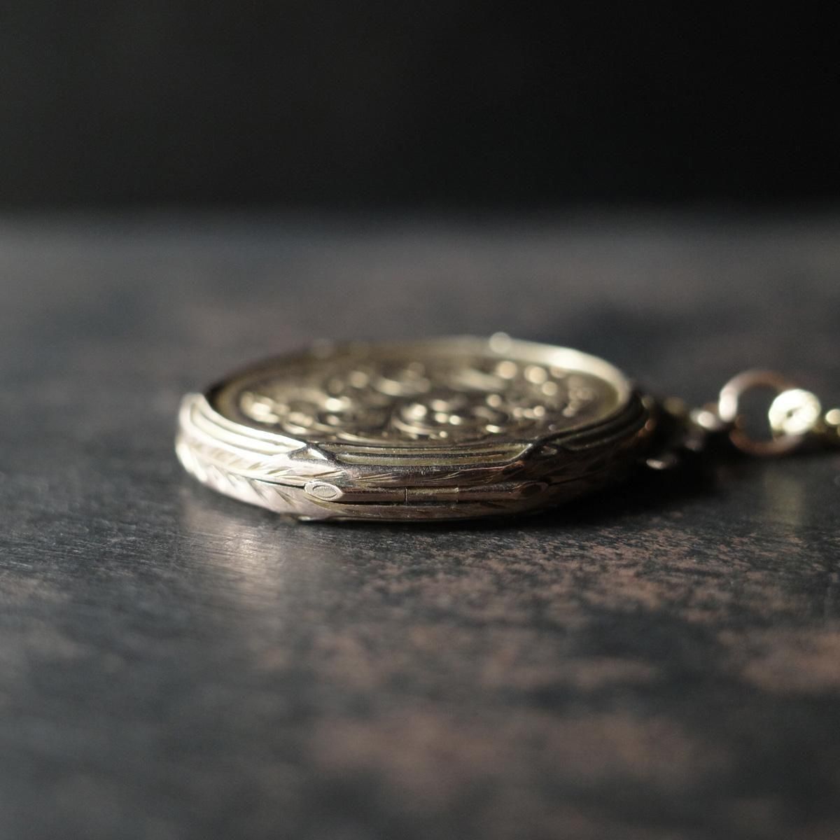 ヴィクトリアン メタル ロケット ペンダント ネックレス（Victorian