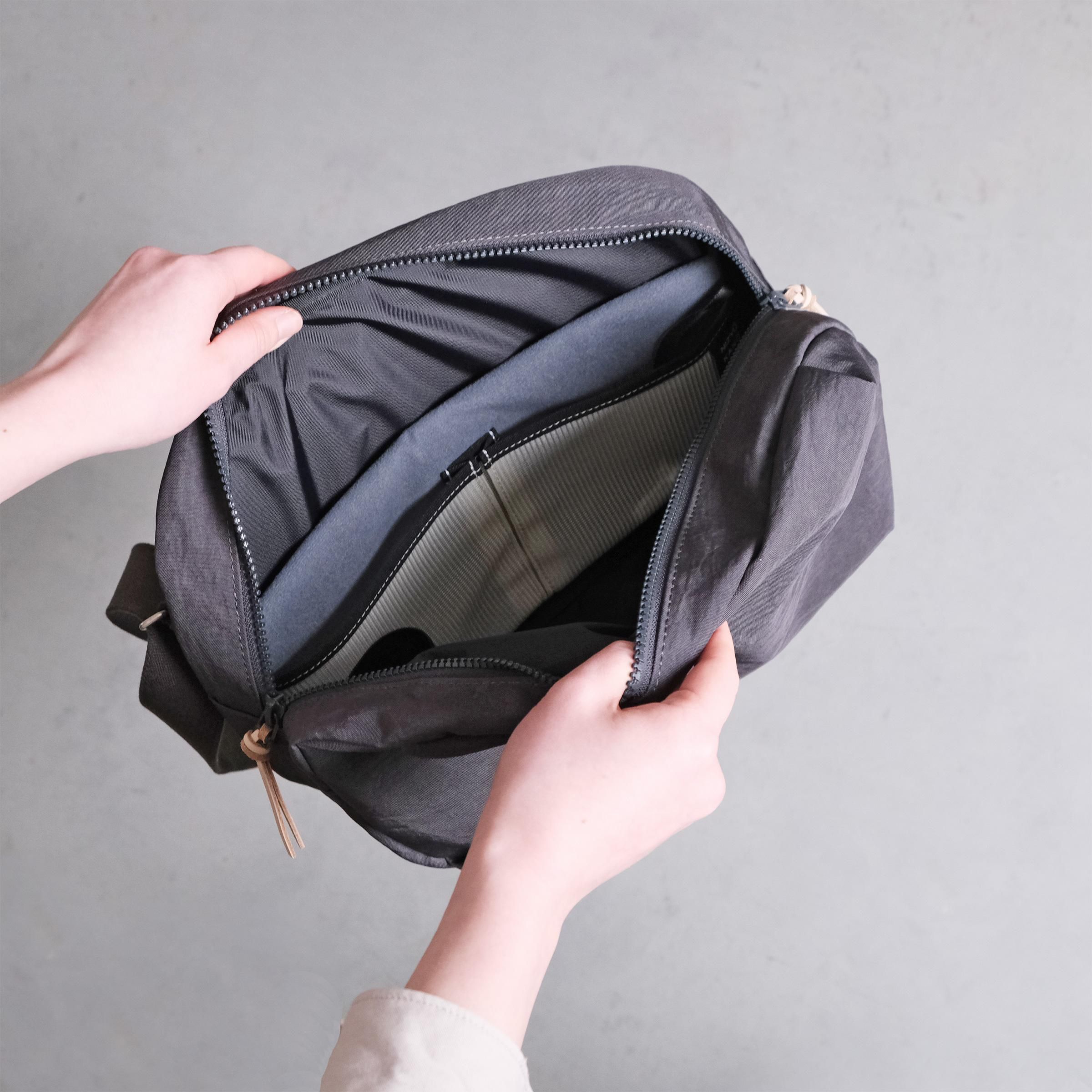 NIZYU KANO / にじゅうかのう FUKUI SIWAナイロンボディバッグ L【期間